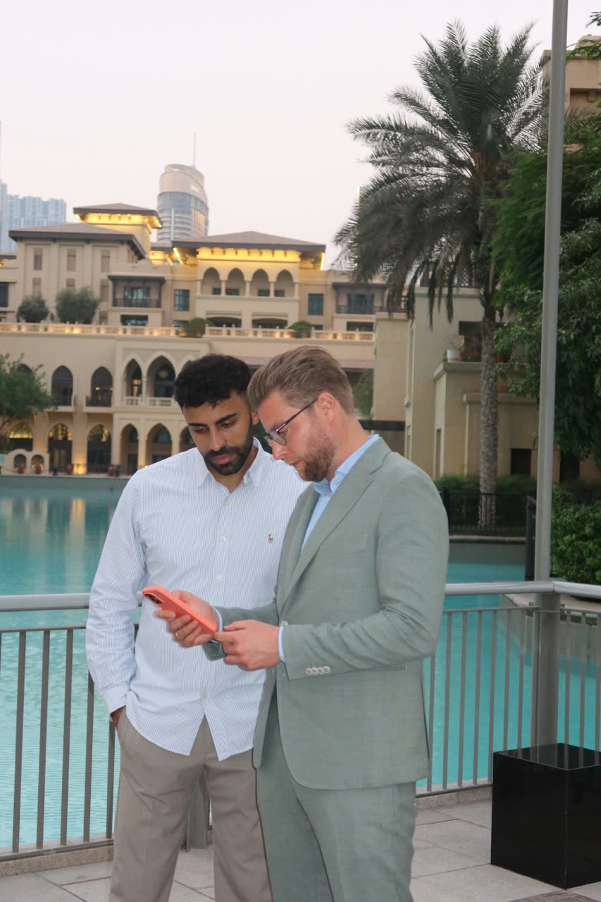 Zwei Partner der Chalberg Group bei der Beratung am Smartphone