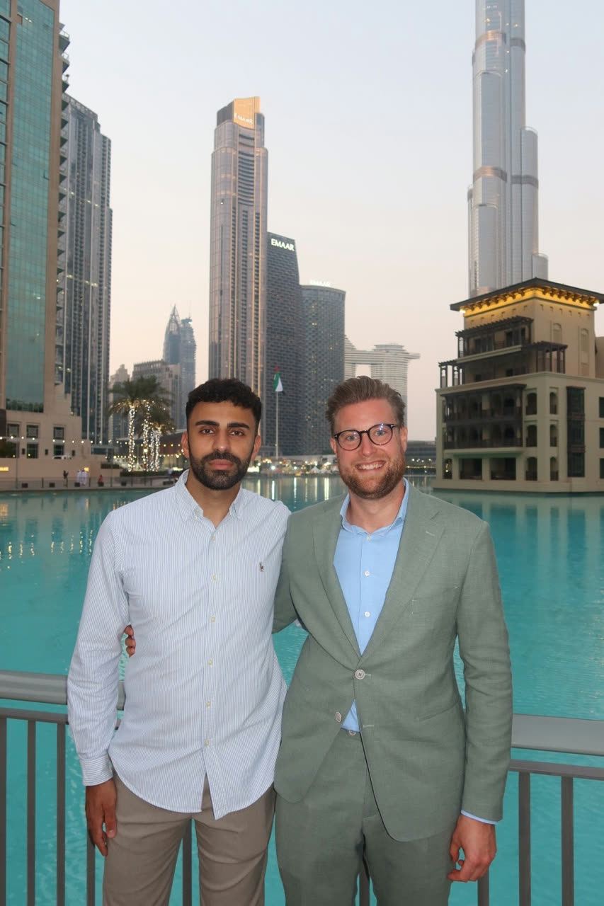 Das Team der Chalberg Group vor dem Burj Khalifa, Dubai